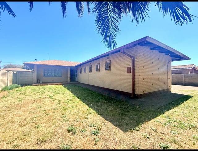 3 BEDROOM HOUSE FOR SALE IN VANDERBIJLPARK CE 2